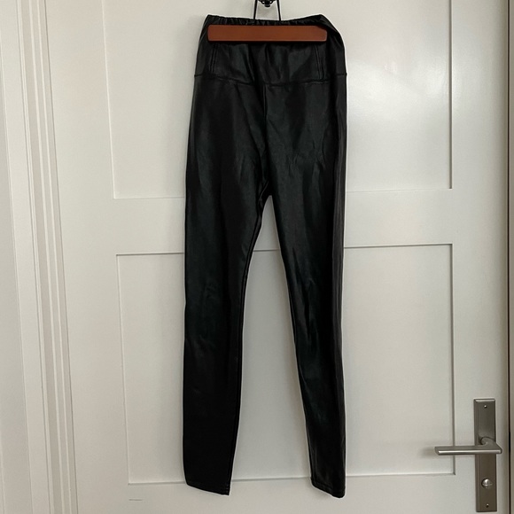 Aritzia - Wilfred Free - High-waisted Vegan Leather leggings / Daria pant - Picture 3 of 10